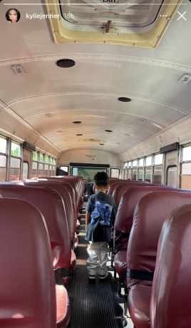 stormi webber kylie jenner travis scott sárga állami iskolabusz meglepetés ajándék