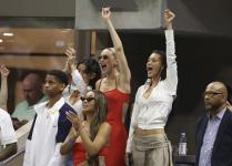 Белла Хадид посетила US Open в причудливой спортивной юбке-карго