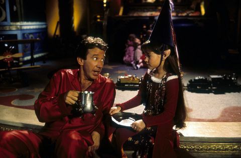 tim allen avec paige tamada en elfe dans une scène du film le père noël, 1994 photo de walt disney imagesgetty images