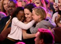 OMG OMG OMG Du må se Angelina Jolies barn miste sinnet når hun vinner en barnevalgspris