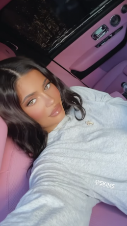 Kylie Jenner skisuje szarą bluzę
