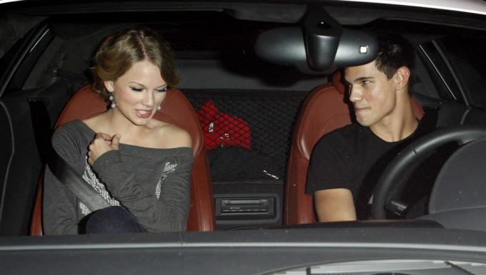 Los Angeles, približno 28. oktober Taylor Swift in Taylor Lautner opazita v butiku aliceolivia na robertson blvd 28. oktobra 2009 v Los Angelesu, Kalifornija, fotografija jean baptiste lacroixwireimage
