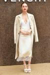 オリビア・ロドリゴは、パリのファッションウィークでプランジングスリップドレスを着用