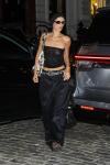 Bella Hadid kombinuje top z průhledných trubek s lesklými pytlovitými kalhotami v NYC