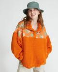Het oranje Gorpcore-jack van Kaia Gerber is Peak Spring Fashion