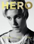 Justin Bieber는 그의 최신 잡지 표지에서 당신의 영혼을 직접 응시하고 있습니다.