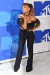 Ariana Grande obravnava nerodno vprašanje lizanja krofov na rdeči preprogi VMAS kot profesionalka