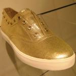#ShoesdayTuesday Trend: รองเท้าผ้าใบสีทอง!