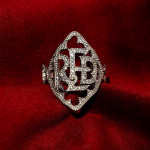 Acquista l'anello con monogramma rosso di Taylor Swift dal video musicale "I Bet You Think About Me"