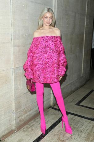 Gigi Hadid în ținută roz aprins