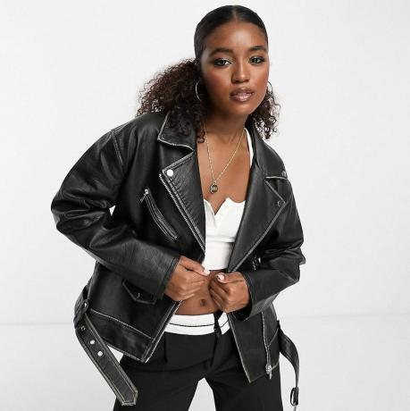 Chaqueta extragrande de cuero sintético en negro de Bershka