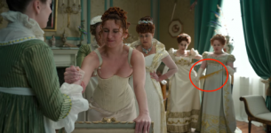 Никола Кофлън Голяма дама свири великденско яйце в първия епизод на „Бриджъртън“