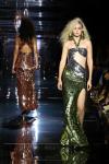 Gigi y Bella Hadid caminan juntas por la pasarela en vestidos disco para Tom Ford