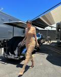 Kylie Jenner Skintight Nude Ensemble-t visel a Kardashians filmezéséhez