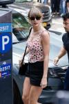Taylor Swift nosi różany podkoszulek i czarne szorty do studia