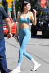 Kendall Jenner porte les célèbres leggings et soutien-gorge de sport Airlift d'Alo Yoga