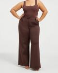 Dove Cameron je v New Yorku nosila le nedrček pod svojo globoko rjavo obleko