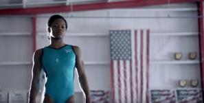Simone Biles slår avslappnat i den nya Nike -kampanjen