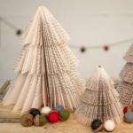 Эти мини-елки сделаны из книжных страниц, чтобы привнести зимнее очарование