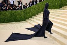Kim Kardashian dekker ansikt i Balenciaga -kjole på Met Gala i 2021