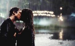 Ян Сомерхолдер та Кріс Вуд відтворили чудовий поцілунок дощів Делени з "Щоденників вампіра"