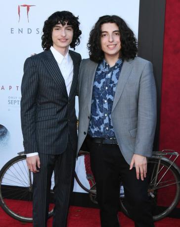 westwood, california 26 agustus finn wolfhard dan nick wolfhard menghadiri pemutaran perdana warner bros gambar itu bab dua di teater desa kabupaten pada 26 Agustus 2019 di westwood, california foto oleh jon kopaloffgetty gambar-gambar,