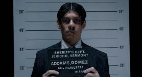 Hvilke skuespillere spiller Young Gomez og Morticia Addams på Netflix onsdag?