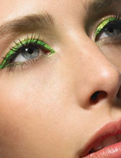 bliska dziewczyna w zielonym eyeliner. 