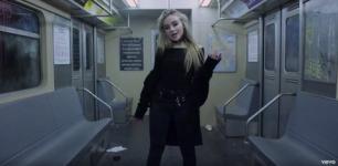 Video Musik "Thumbs" Sabrina Carpenter Adalah Musim ke-4 "Girl Meets World" yang Tidak Pernah Kita Dapatkan