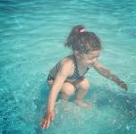 Alle lurer på at denne jenta som enten er under vann eller hopper i vannet, er den nye #TheDress