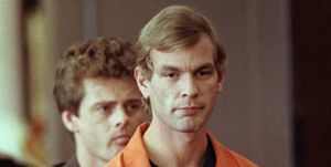 Įeina įtariamas serijinis žudikas Džefris l Dahmeris