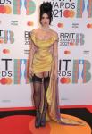Dua Lipa ziet eruit als royalty in gele Vivienne Westwood bij de BRIT's van 2021