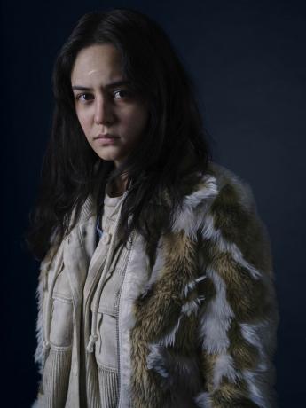 Courtney Eaton nei panni di Lottie adolescente in giacche gialle, credito fotografico della seconda stagione Lorenzo AgiusShowtime