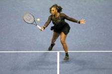 Serena Williams vinkar farväl när hon spelar sin sista match i US Open