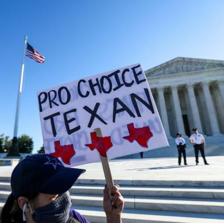 nekdo, ki ima pred vrhovnim sodiščem napis z napisom pro selection texan