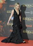Jennifer Lawrence caiu no tapete vermelho DE NOVO na noite passada