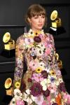 Taylor Swift indossa un vestito floreale trasparente ai Grammy nel 2021