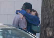 Kaia Gerber e Austin Butler si baciano durante un pranzo all'aperto