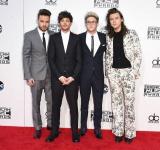 TÖRÉS: Harry Styles virágos öltönyt visel az AMA vörös szőnyegen