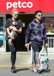 Η Sophie Turner επιβεβαιώνει φαινομενικά τις φήμες περί εγκυμοσύνης επιδεικνύοντας χτύπημα κατά τη διάρκεια της βόλτας με τον Joe Jonas