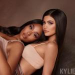 Kylie Jenner และ Jordyn Woods สวมชุดบอดี้สูทเซ็กซี่ในวิดีโอเบื้องหลังใหม่สำหรับการทำงานร่วมกันของ Kylie Cosmetics