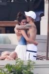 Justin Bieber és Selena Gomez csókot és ölelést fogtak el Jamaicán apja esküvőjére