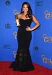 Gina Rodriguez는 팬에게 무도회를 위해 골든 글로브 드레스를 제공합니다.