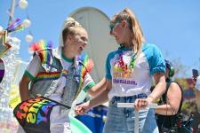 JoJo Siwa wordt geëerd tijdens de Pride Parade in West Hollywood