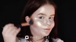 Denne jenta gjorde hele ansiktet hennes for sminke ved å bare bruke highlighter, og resultatene er merkelige