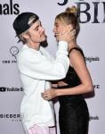Justin Bieber ve Hailey Baldwin Evli Bir Çift Olarak İlk Kırmızı Halı Görünümlerini Gerçekleştirdiler