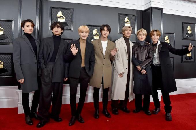 los angeles, california 26. januar l r jungkook, v, suga, jin, rm, jimin og j hope of music group bts deltar på 62. årlige Grammy Awards på Staples Center 26. januar 2020 i Los Angeles, California, foto av Axellebauer griffinfilmmagi