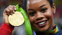 Sievietes to nogalina olimpiskajās spēlēs - bet joprojām ir liela problēma ar to, kā mēs par viņiem runājam