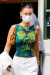 Bella Hadid paste haar gezichtsmasker van $ 1,28 bij haar outfit