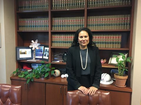 EL PASO, TX - November 3.: Veronica Escobar bíró az irodájában